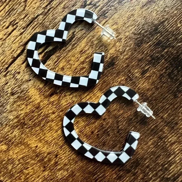 SET: 3 pieces of black & white checked jewelry - Picture 7 of 9